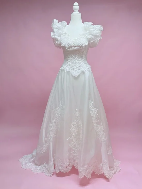 Elegant White Vintage Lace Ballgown Wedding Dress - Picture 4 of 15